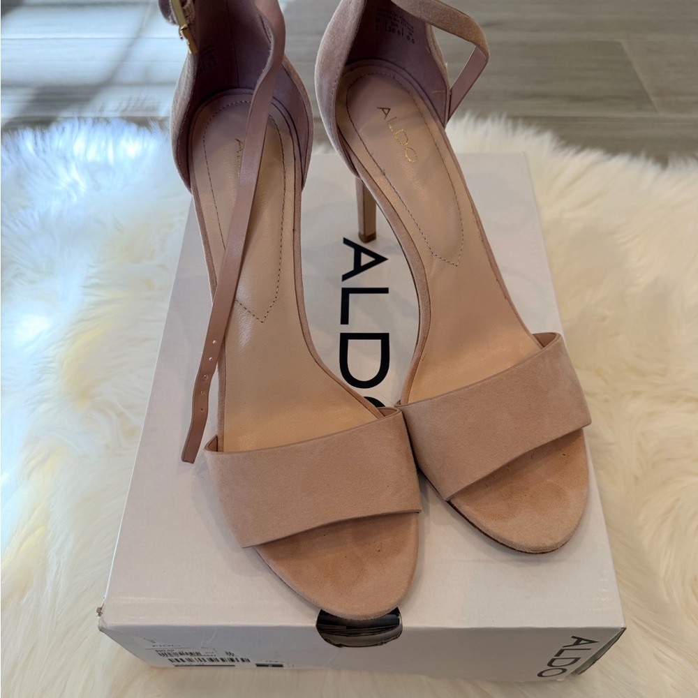 ⭕️SOLD⭕️Aldo Women's Nude Heeled Sandals